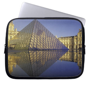 FRANKREICH, Paris Reflexion, Pyramide. Der Louvre Laptopschutzhülle