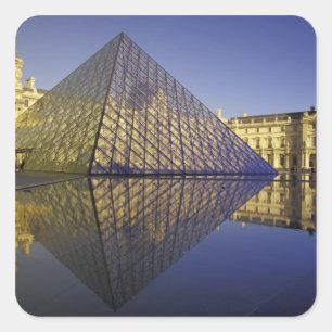 FRANKREICH, Paris Reflexion, Pyramide. Der Louvre Quadratischer Aufkleber