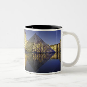 FRANKREICH, Paris Reflexion, Pyramide. Der Louvre Zweifarbige Tasse