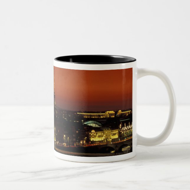 Frankreich, Paris Sunset View Eiffelturm und Zweifarbige Tasse (Rechts)