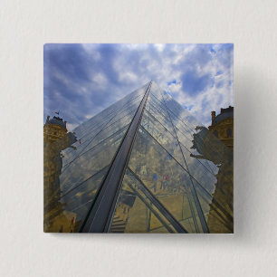 Frankreich, Paris. Wolken reflektieren den Louvre Button