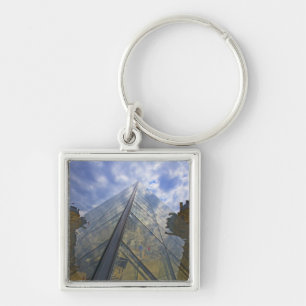 Frankreich, Paris. Wolken reflektieren den Louvre Schlüsselanhänger