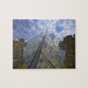 Frankreich, Paris. Wolken spiegeln sich im Louvre
