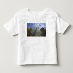 Frankreich, Paris. Wolken spiegeln sich im Louvre Kleinkind T-shirt