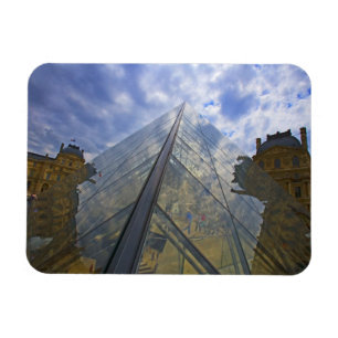Frankreich, Paris. Wolken spiegeln sich im Louvre Magnet