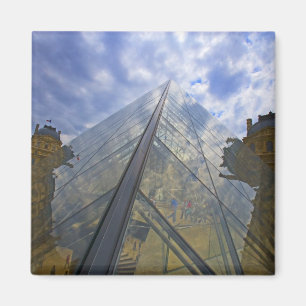 Frankreich, Paris. Wolken spiegeln sich im Louvre Magnet