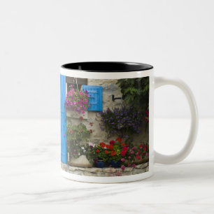 Frankreich, Provence, Saint-Léger-du-Ventoux. Zweifarbige Tasse
