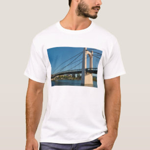 Frankreich, Rhone-Alpen, Condrieu, Brücke über 2 T-Shirt