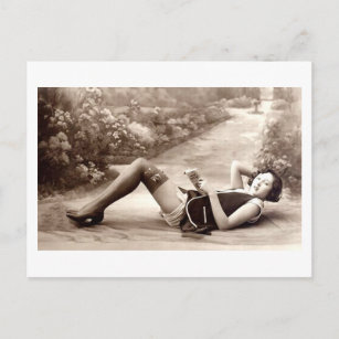 Französisch Flirt - Vintage Pinup Girl Reading Postkarte