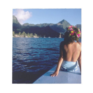 Französisch-Polynesien, Moorea. Frau genießt den B Notizblock