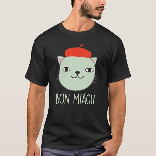 Französische Beret-Katze, die eine Kappe mit einem T-Shirt (Vorderseite)