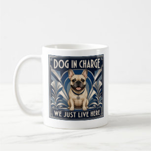 Französische Bulldogge führt das Haus. Kaffeetasse