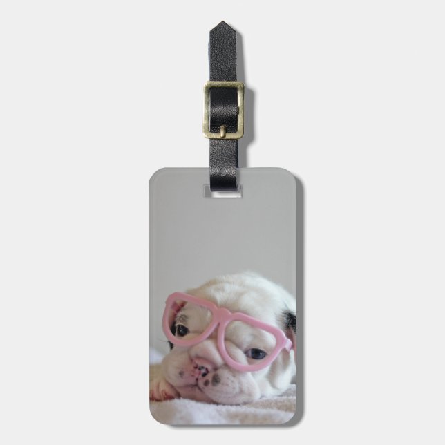 Französische Bulldogge in den Herz-Gläsern Gepäckanhänger (Vorderseite vertikal)