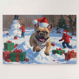Französische Bulldogge läuft im Schnee mit Weihnac