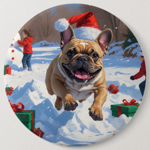 Französische Bulldogge läuft im Schnee mit Weihnac Button