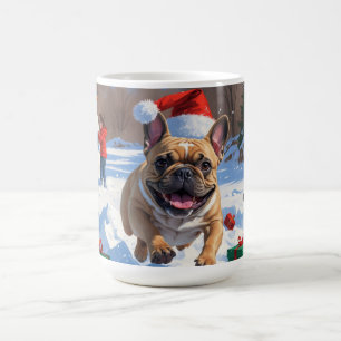 Französische Bulldogge läuft im Schnee mit Weihnac Kaffeetasse