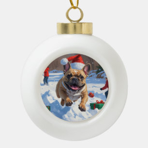 Französische Bulldogge läuft im Schnee mit Weihnac Keramik Kugel-Ornament