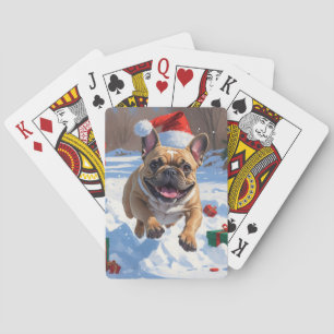 Französische Bulldogge läuft im Schnee mit Weihnac Spielkarten