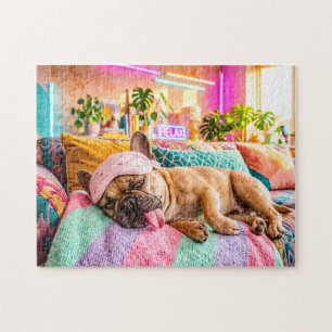 Französische Bulldogge schläft mit Augenmaske
