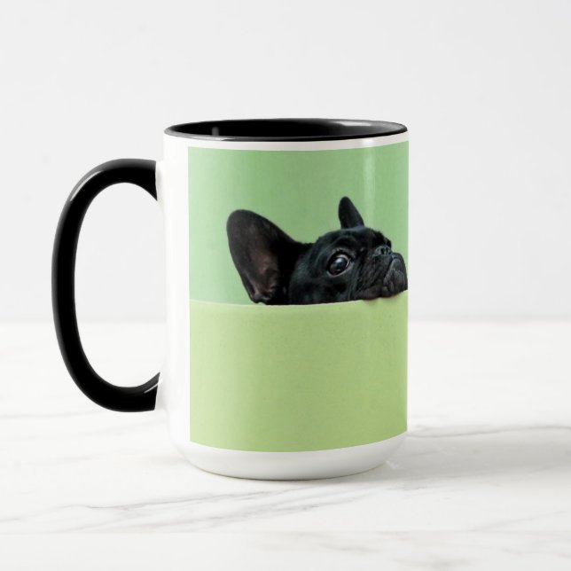 Französische Bulldoggen-Welpe, der über Wand Tasse (Links)