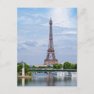 Französische Flagge weht inmitten des Eiffelturms Postkarte