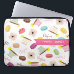 Französische NahrungsmittelThemed personalisierte Laptopschutzhülle<br><div class="desc">Eine Elektroniktasche,  die kennzeichnet Illustrationen der rosa französischen Anemonen-Blumen,  der Teacups,  der französischen macarons und "des bonjour!" Personifizieren Sie mit Ihrem Namen auf Front.</div>
