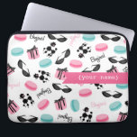 Französische Themed personalisierte Laptopschutzhülle<br><div class="desc">Eine Elektroniktasche,  die kennzeichnet Illustrationen der schwarzen Pudel,  der retro Katzenaugensonnenbrillen,  der Geschenkboxen,  der französischen macarons und "des bonjour!" Personifizieren Sie mit Ihrem Namen auf Front.</div>