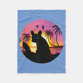 Französischer Bulldog am Strand bei Sonnenuntergan Fleecedecke