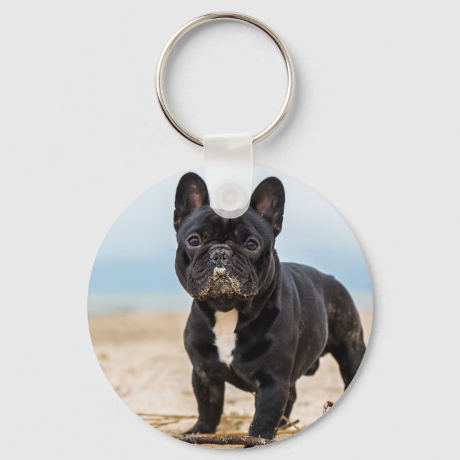 Französischer Bulldog, der im Sand spielt Schlüsselanhänger (Vorderseite)