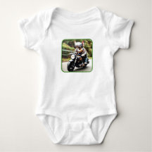 Französischer Bulldog "Frenchie" Hund auf Motorrad