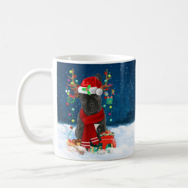 Französischer Bulldog Hund im Schnee mit Weihnacht Kaffeetasse (Links)