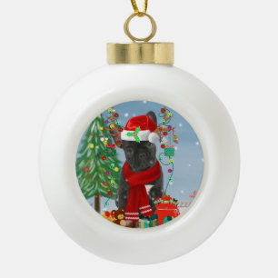 Französischer Bulldog im Schnee mit Weihnachtsgesc Keramik Kugel-Ornament