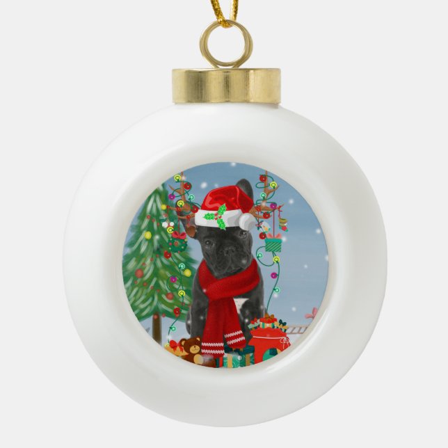 Französischer Bulldog im Schnee mit Weihnachtsgesc Keramik Kugel-Ornament (Vorderseite)