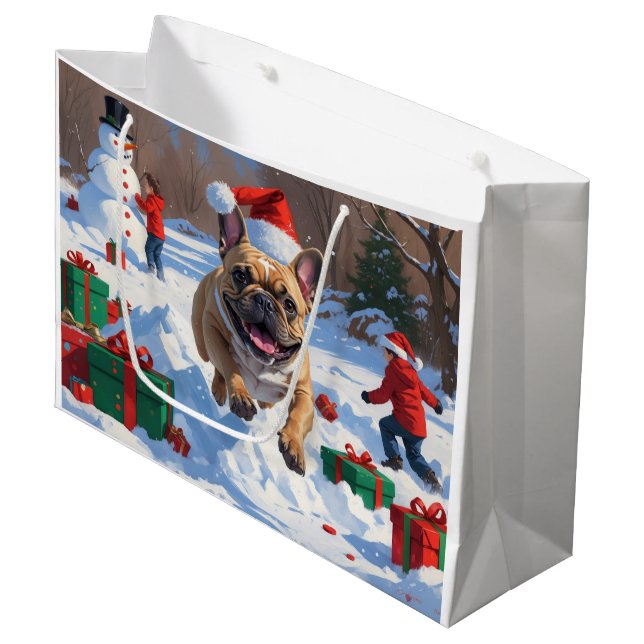 Französischer Bulldog im Schnee mit Weihnachtsmütz Große Geschenktüte (Vorderseite Schrägansicht)