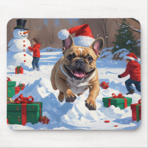 Französischer Bulldog im Schnee mit Weihnachtsmütz Mousepad