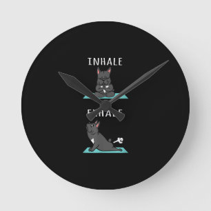 Französischer Bulldog Yoga Inhale Exhale Funny Dog Runde Wanduhr