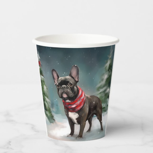 Französischer Bulldog zu Weihnachten im Schnee Pappbecher (Vorderseite)