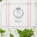Französischer Sack mit Individuelle Name im rosa V Geschirrtuch<br><div class="desc">Vintage französisch geätzte Grafiken und weiche,  rosafarbene Streifen sind die perfekte Ergänzung zu der französischen Küchendekoration auf diesem Waffelhandtuch,  das auf einem Strick gefertigt wurde. Vergessen Sie nicht die Touch der Personalisierung mit Ihrem Monogramm und Familiennamen.</div>