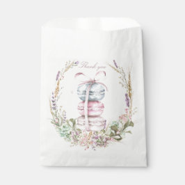 Französischer Stack von Macarons im Kranz danke Geschenktütchen