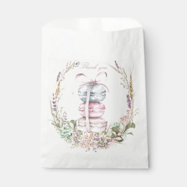 Französischer Stack von Macarons im Kranz danke Geschenktütchen (Vorderseite)