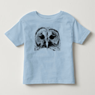 Frau abgehaltene Eule - Kleinkind-T-Shirt Kleinkind T-shirt