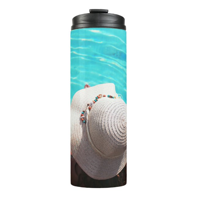 Frau am Pool Thermosbecher (Vorderseite)