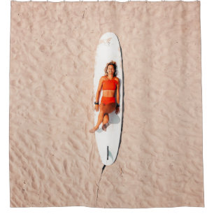 Frau auf dem Surfbrett Duschvorhang