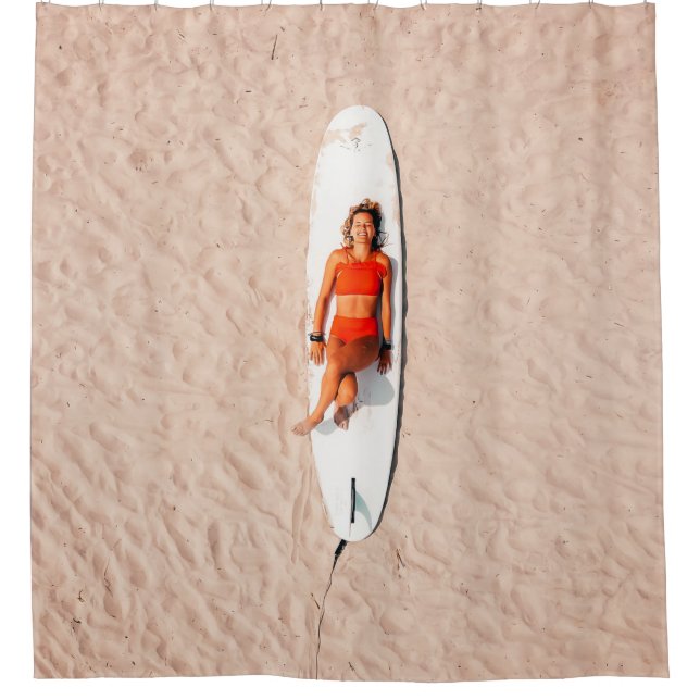 Frau auf dem Surfbrett Duschvorhang (Vorderseite)
