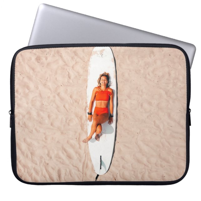 Frau auf dem Surfbrett Laptopschutzhülle (Vorderseite)