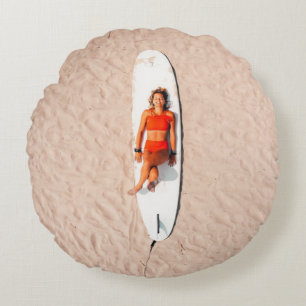 Frau auf dem Surfbrett Rundes Kissen