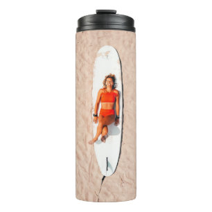 Frau auf dem Surfbrett Thermosbecher
