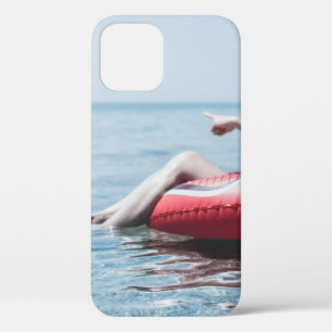 Frau auf einem aufblasbaren Schwimmer im Ozean, de Case-Mate iPhone Hülle