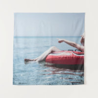Frau auf einem aufblasbaren Schwimmer im Ozean, de