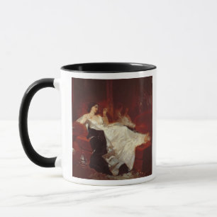 Frau auf einem roten Sofa Tasse